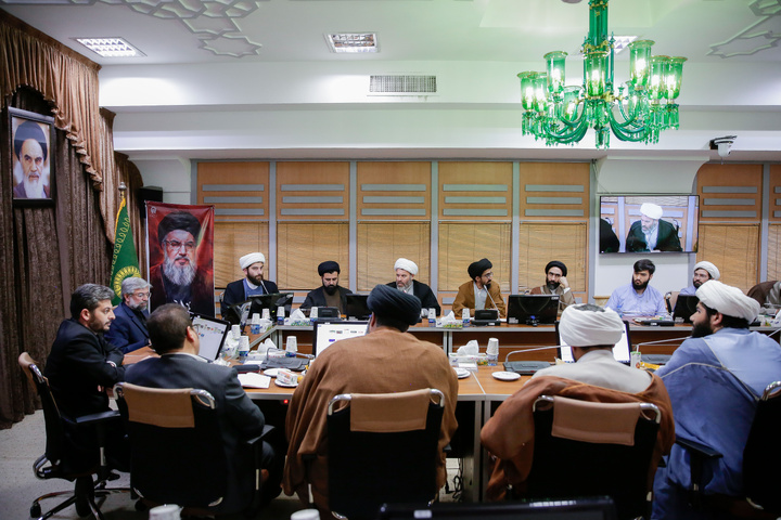 أعضاء منتدى نُشطاء الإعلام في حوزة خراسان العلمية يلتقون المدير الداخلي للحرم الرضوي الشریف