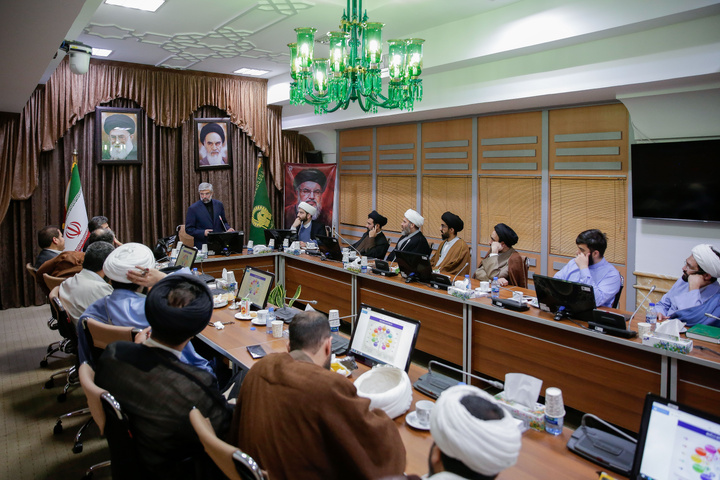 أعضاء منتدى نُشطاء الإعلام في حوزة خراسان العلمية يلتقون المدير الداخلي للحرم الرضوي الشریف