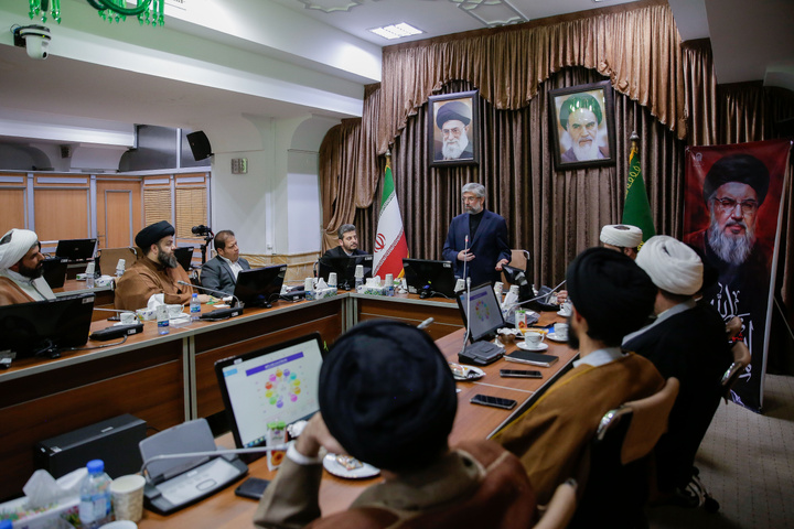 أعضاء منتدى نُشطاء الإعلام في حوزة خراسان العلمية يلتقون المدير الداخلي للحرم الرضوي الشریف