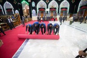 پهن کردن موکت قرمز محرم در حرم مطهر حسینی