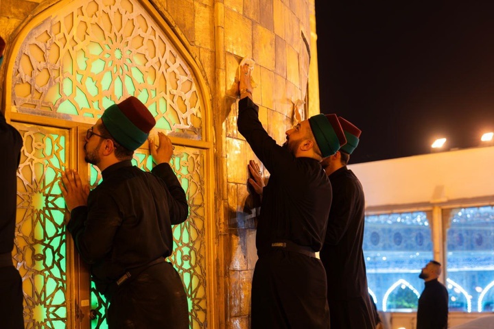 شستشوی گنبد منور حسینی در آستانه ماه محرم