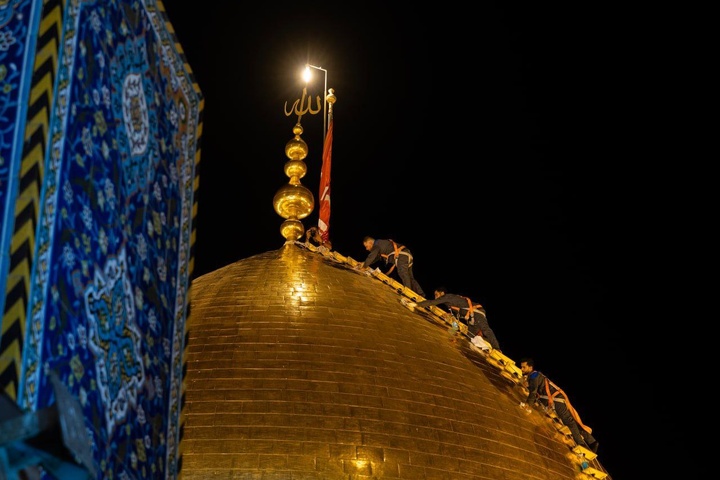 شستشوی گنبد منور حسینی در آستانه ماه محرم