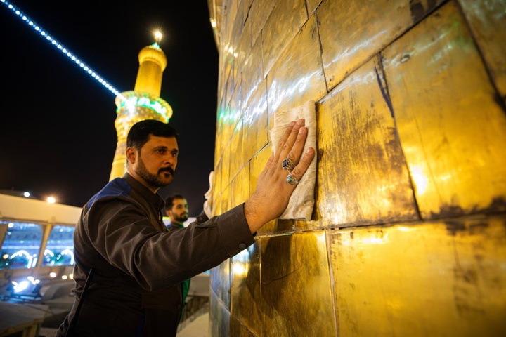 شستشوی گنبد منور حسینی در آستانه ماه محرم