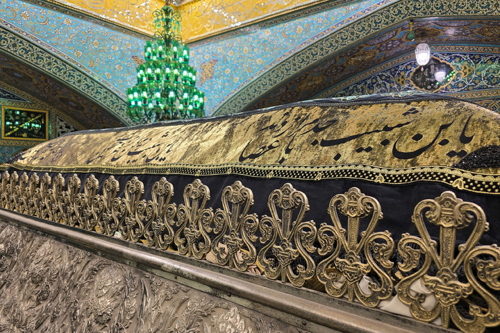 ضریح مطہر امام رضا(ع) کی چادر تبدیل کرنے کے مناظر