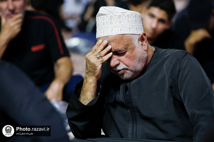 أقيم برنامج « أبو القربة» في الحرم الرضوي الشریف