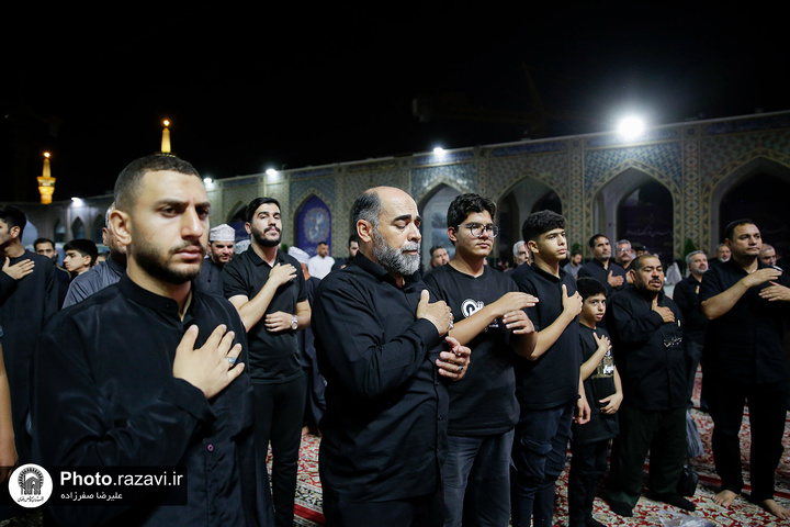 أقيم برنامج « أبو القربة» في الحرم الرضوي الشریف
