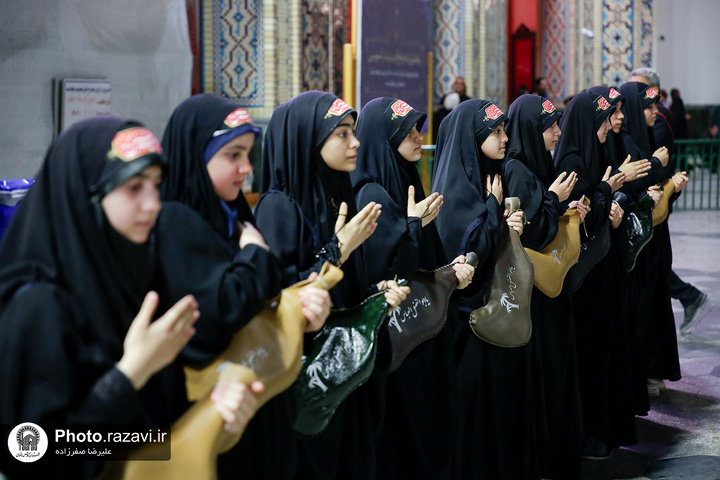 أقيم برنامج « أبو القربة» في الحرم الرضوي الشریف