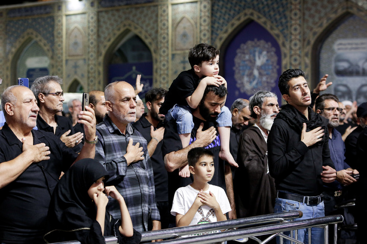 مراسم لیلة غرباء الإمام الحسین(ع) بمشارکة الزائرین غیر الإیرانیین