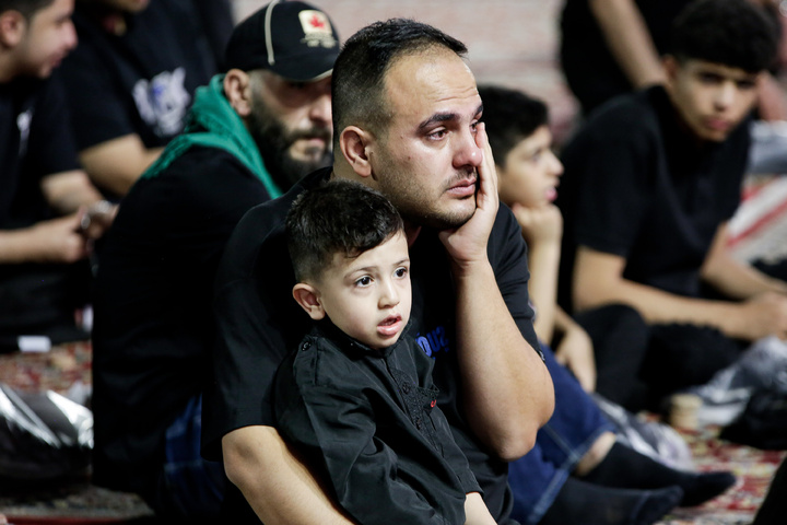 مراسم لیلة غرباء الإمام الحسین(ع) بمشارکة الزائرین غیر الإیرانیین
