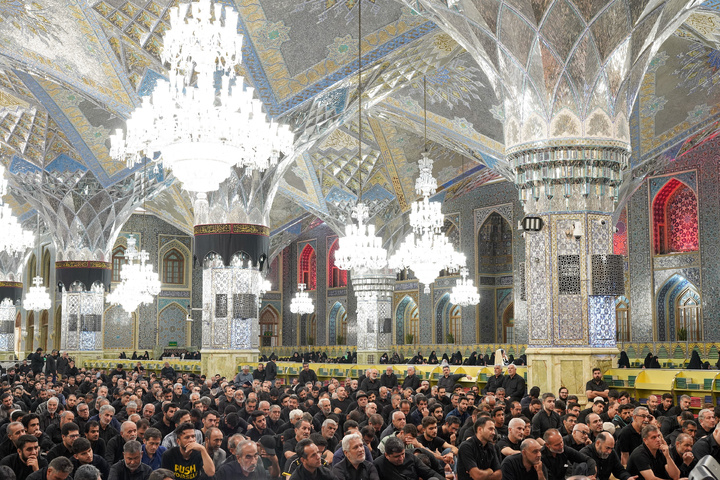 عاشور کے دن حرم امام رضا(ع) میں مقتل خوانی کے مراسم