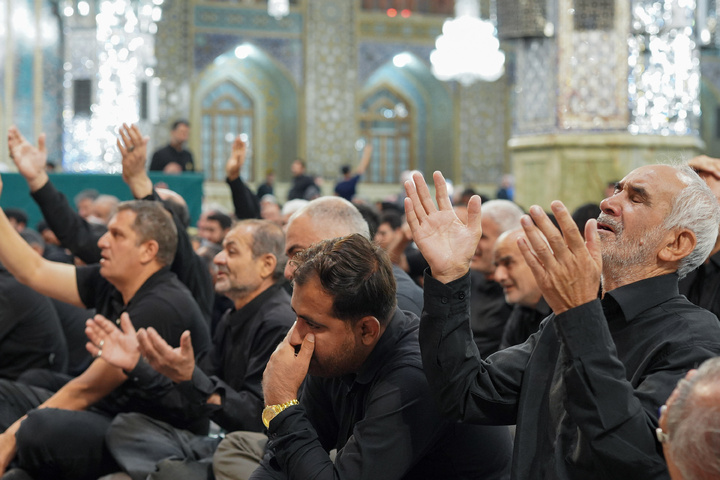 عاشور کے دن حرم امام رضا(ع) میں مقتل خوانی کے مراسم