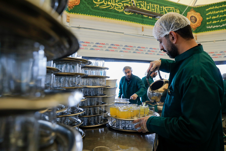 خدمتگذاری هنرمندان در چایخانه حرم امام رضا علیه السلام