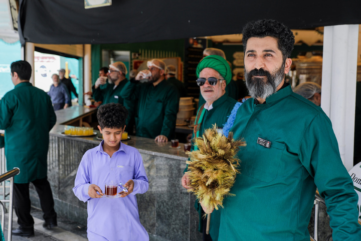 خدمتگذاری هنرمندان در چایخانه حرم امام رضا علیه السلام
