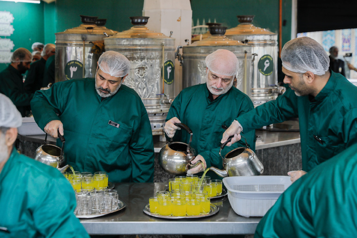 خدمتگذاری هنرمندان در چایخانه حرم امام رضا علیه السلام