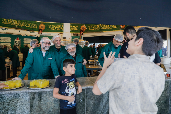 خدمتگذاری هنرمندان در چایخانه حرم امام رضا علیه السلام