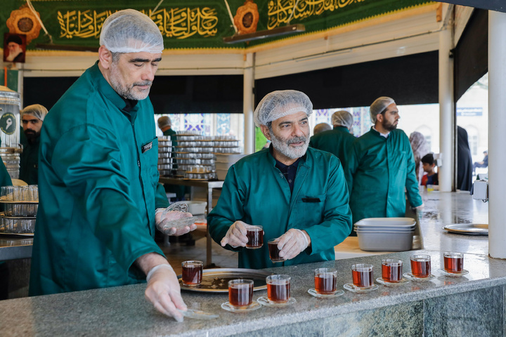 خدمتگذاری هنرمندان در چایخانه حرم امام رضا علیه السلام