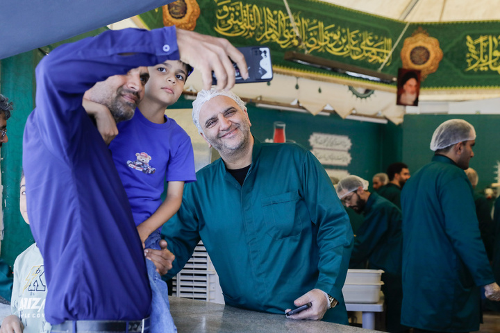 خدمتگذاری هنرمندان در چایخانه حرم امام رضا علیه السلام