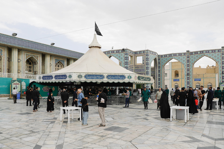 خدمتگذاری هنرمندان در چایخانه حرم امام رضا علیه السلام