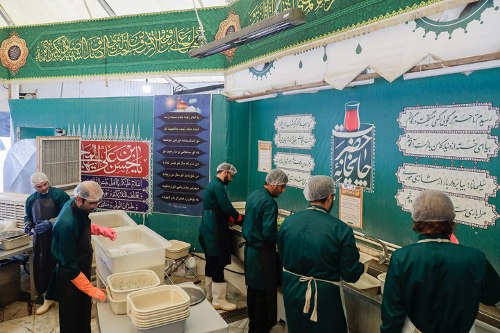 خدمتگذاری هنرمندان در چایخانه حرم امام رضا علیه السلام