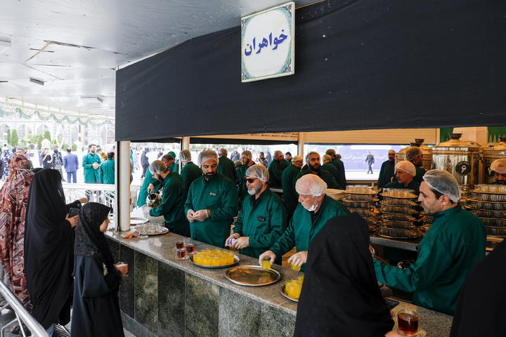 خدمتگذاری هنرمندان در چایخانه حرم امام رضا علیه السلام