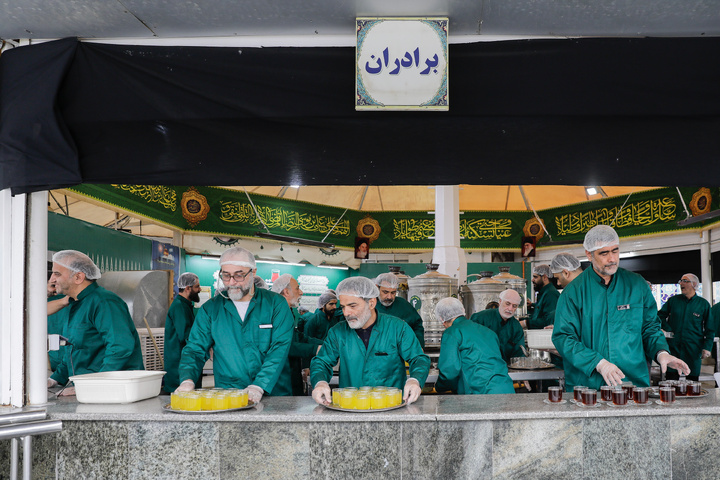 خدمتگذاری هنرمندان در چایخانه حرم امام رضا علیه السلام