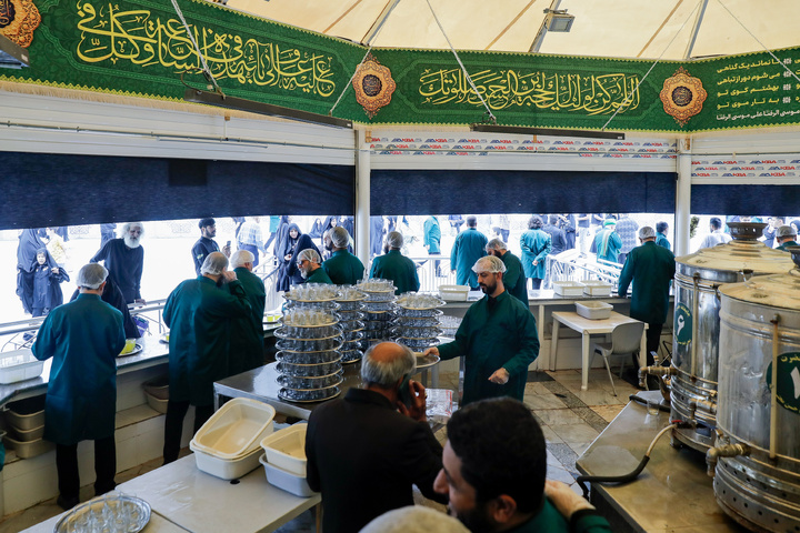 خدمتگذاری هنرمندان در چایخانه حرم امام رضا علیه السلام