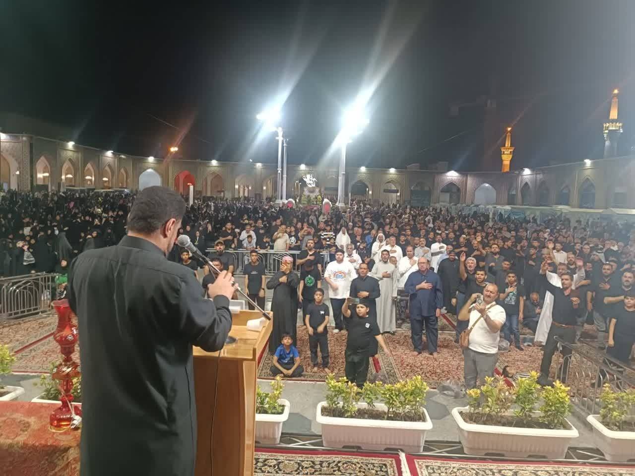 مراسم عزاء للزائرین العرب بصوت الرادود البحریني في الحرم الرضوي الشریف