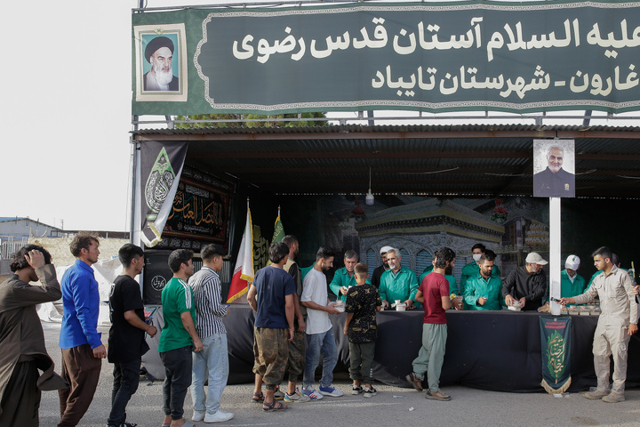 حرم امام رضا(ع) کی جانب سے دوغارون بارڈر پر افغان مہاجرین کی بھرپور پذیرائی