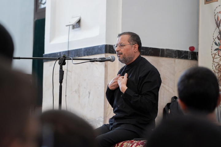 اعتکاف دانش آموزی در حرم مطهر امام رضا علیه السلام