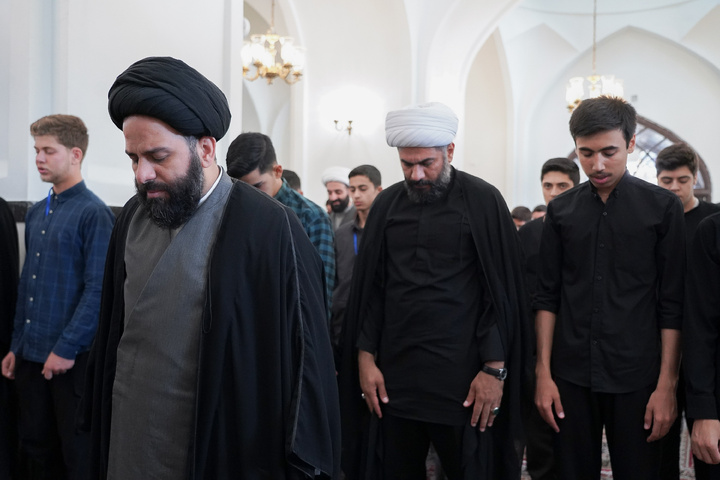 اعتکاف دانش آموزی در حرم مطهر امام رضا علیه السلام