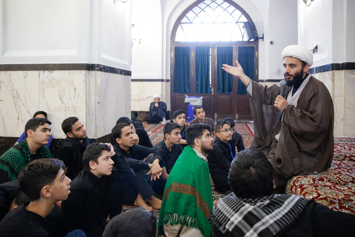اعتکاف دانش آموزی در حرم مطهر امام رضا علیه السلام