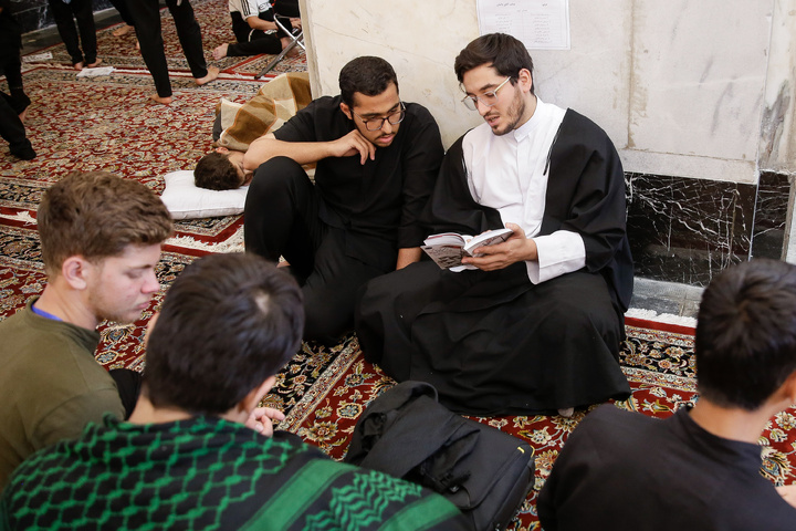 اعتکاف دانش آموزی در حرم مطهر امام رضا علیه السلام