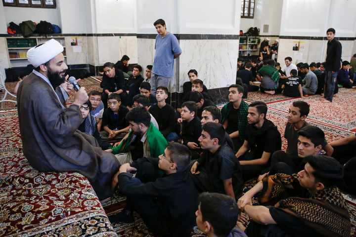 اعتکاف دانش آموزی در حرم مطهر امام رضا علیه السلام