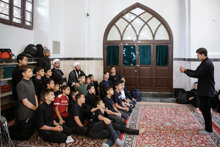 اعتکاف دانش آموزی در حرم مطهر امام رضا علیه السلام