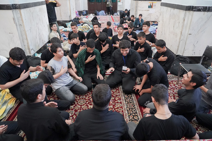 اعتکاف دانش آموزی در حرم مطهر امام رضا علیه السلام