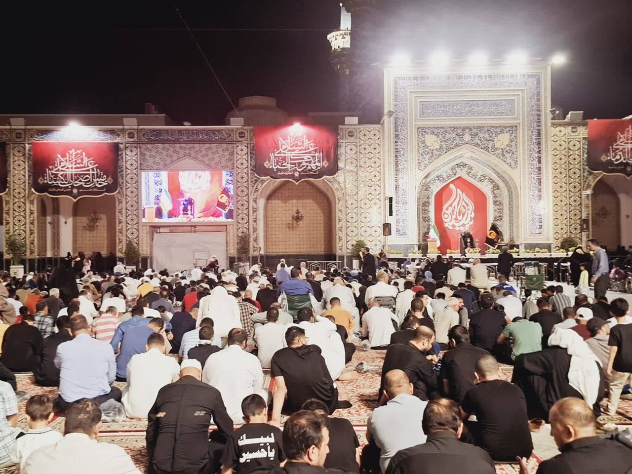 الزوار العرب ضیوف في برنامج الاحتفال بذكرى میلاد الإمام محمد الباقر (ع) في الحرم الرضوي الشریف