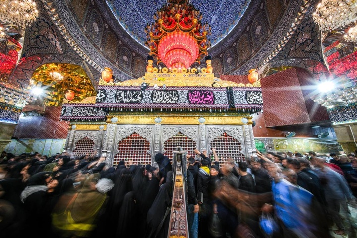 حضور انبوه زائران اربعین حسینی در حرم مطهر امامین عسکریین علیهم السلام