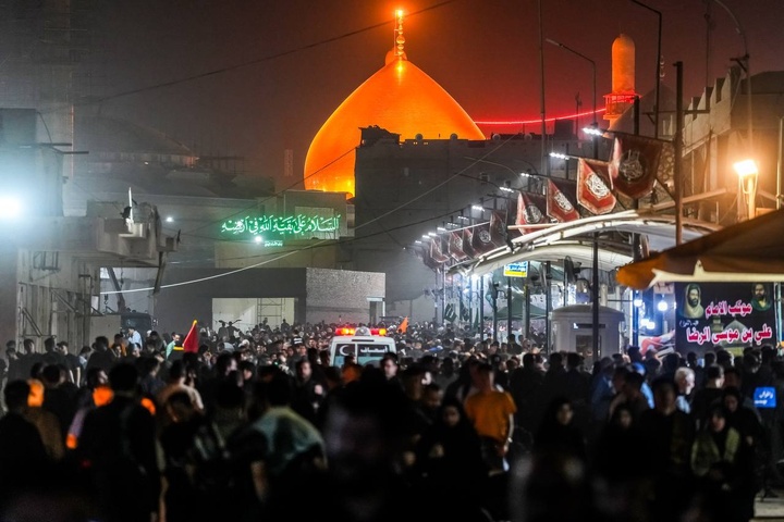 حضور انبوه زائران اربعین حسینی در حرم مطهر امامین عسکریین علیهم السلام
