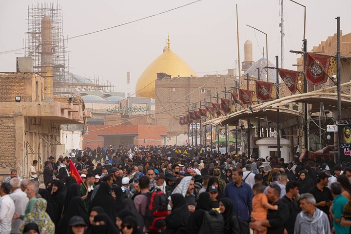 حضور انبوه زائران اربعین حسینی در حرم مطهر امامین عسکریین علیهم السلام