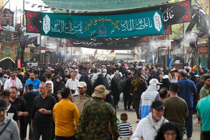 حضور انبوه زائران اربعین حسینی در حرم مطهر امامین عسکریین علیهم السلام