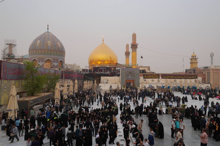 حضور انبوه زائران اربعین حسینی در حرم مطهر امامین عسکریین علیهم السلام
