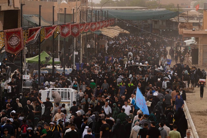 حضور انبوه زائران اربعین حسینی در حرم مطهر امامین عسکریین علیهم السلام