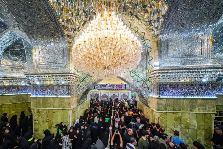 حضور انبوه زائران اربعین حسینی در حرم مطهر امامین عسکریین علیهم السلام