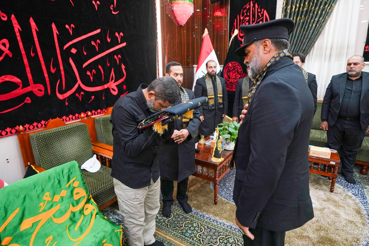حرم امام رضا(ع) کے خادموں کی حرم امیرالمؤمنین میں حاضری