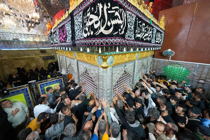 حضور زائران اربعین حسینی در حرم مطهر امامین عسکریین علیهم السلام