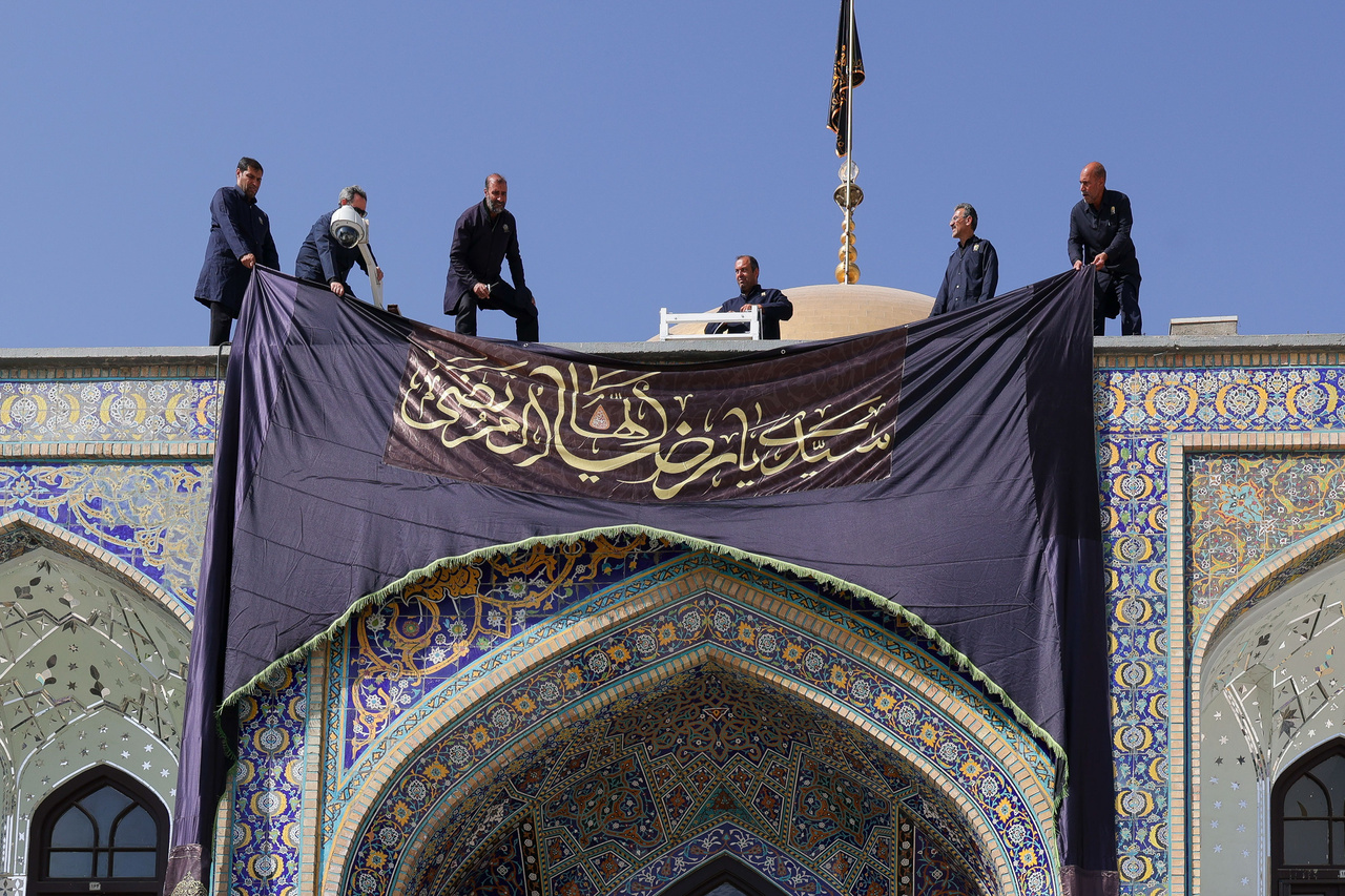 کتیبه آرایی اماکن متبرکه رضوی در دهه پایانی ماه صفر