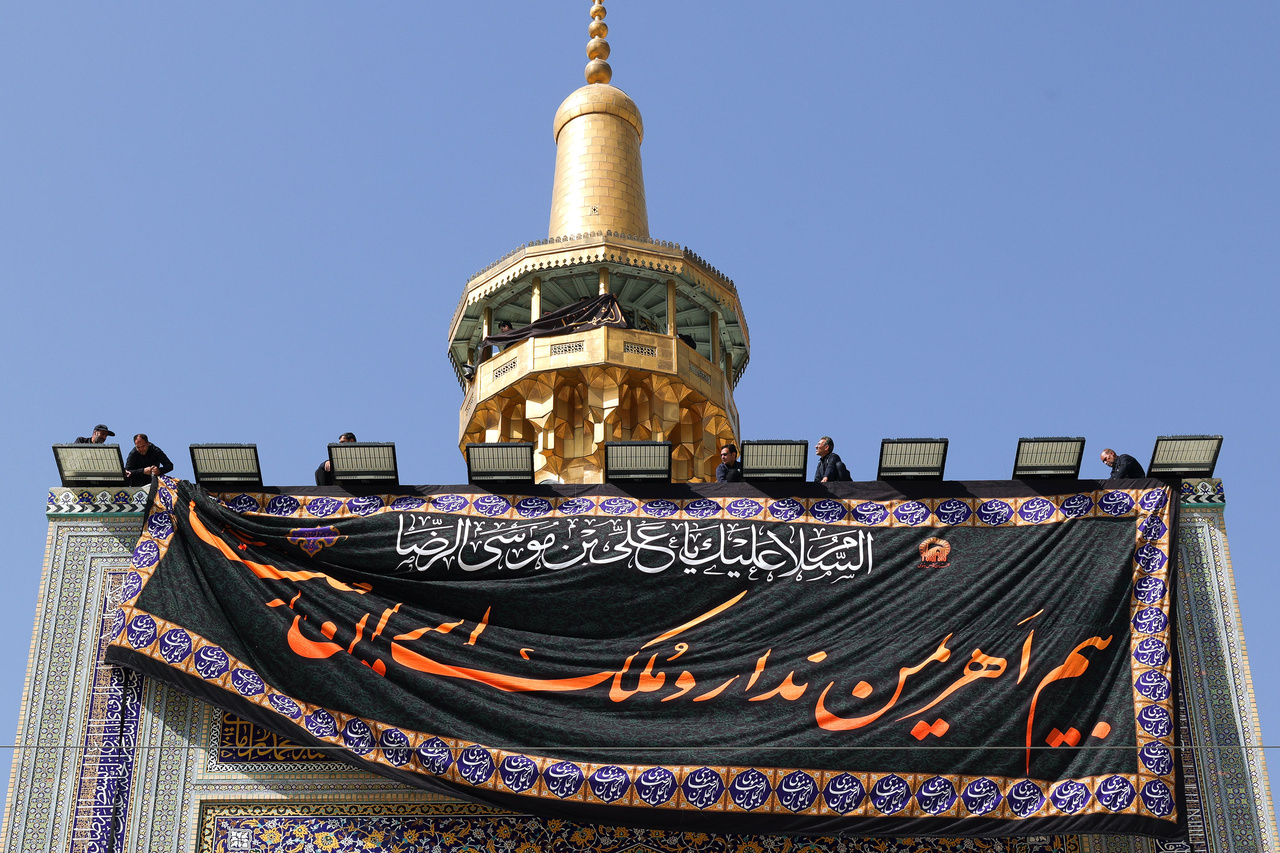 کتیبه آرایی اماکن متبرکه رضوی در دهه پایانی ماه صفر