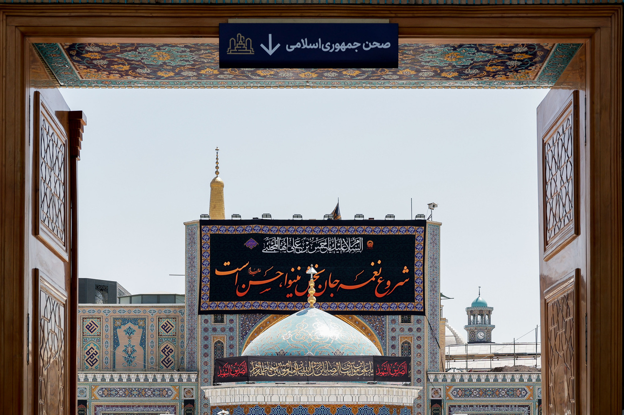 کتیبه آرایی اماکن متبرکه رضوی در دهه پایانی ماه صفر