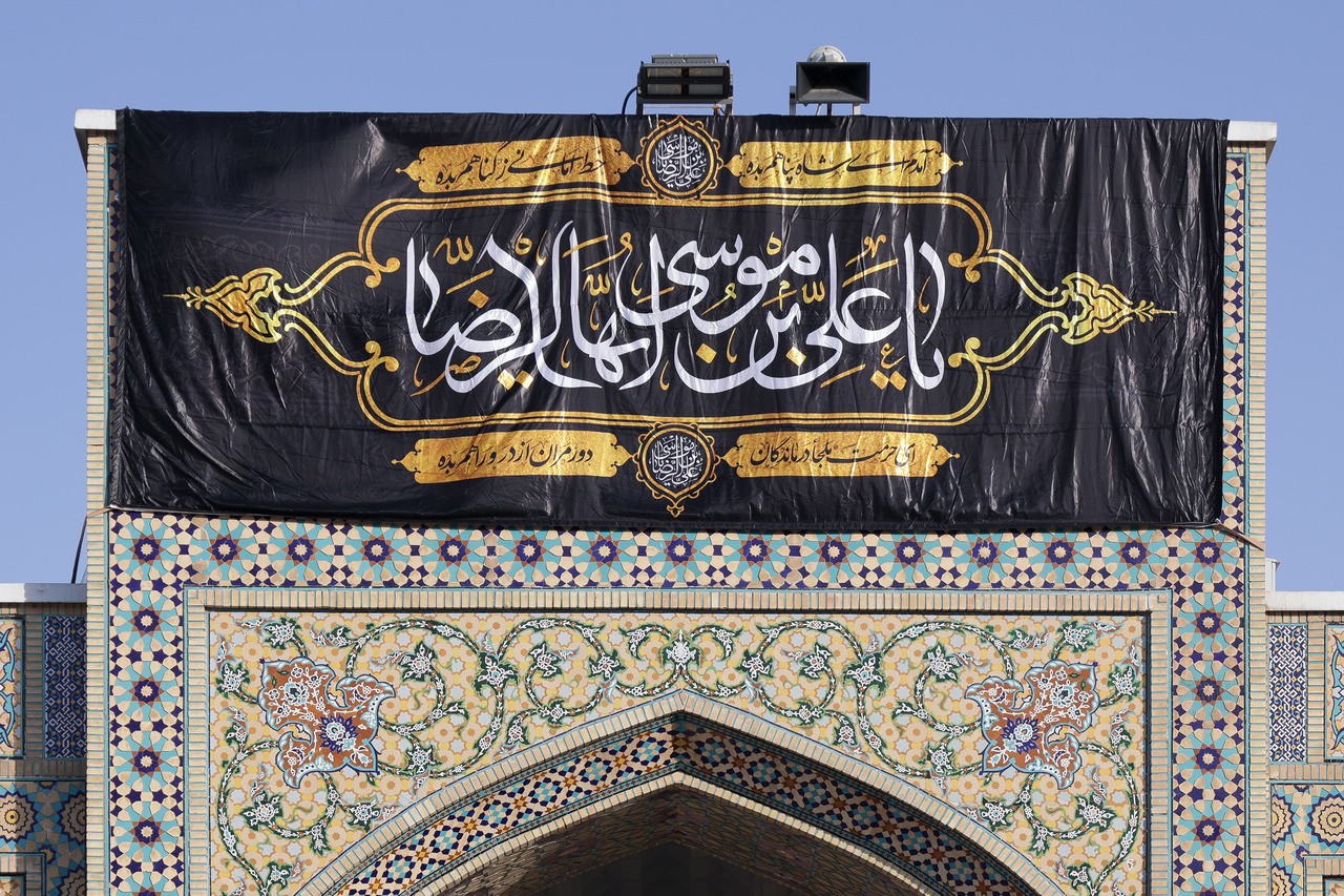 کتیبه آرایی اماکن متبرکه رضوی در دهه پایانی ماه صفر
