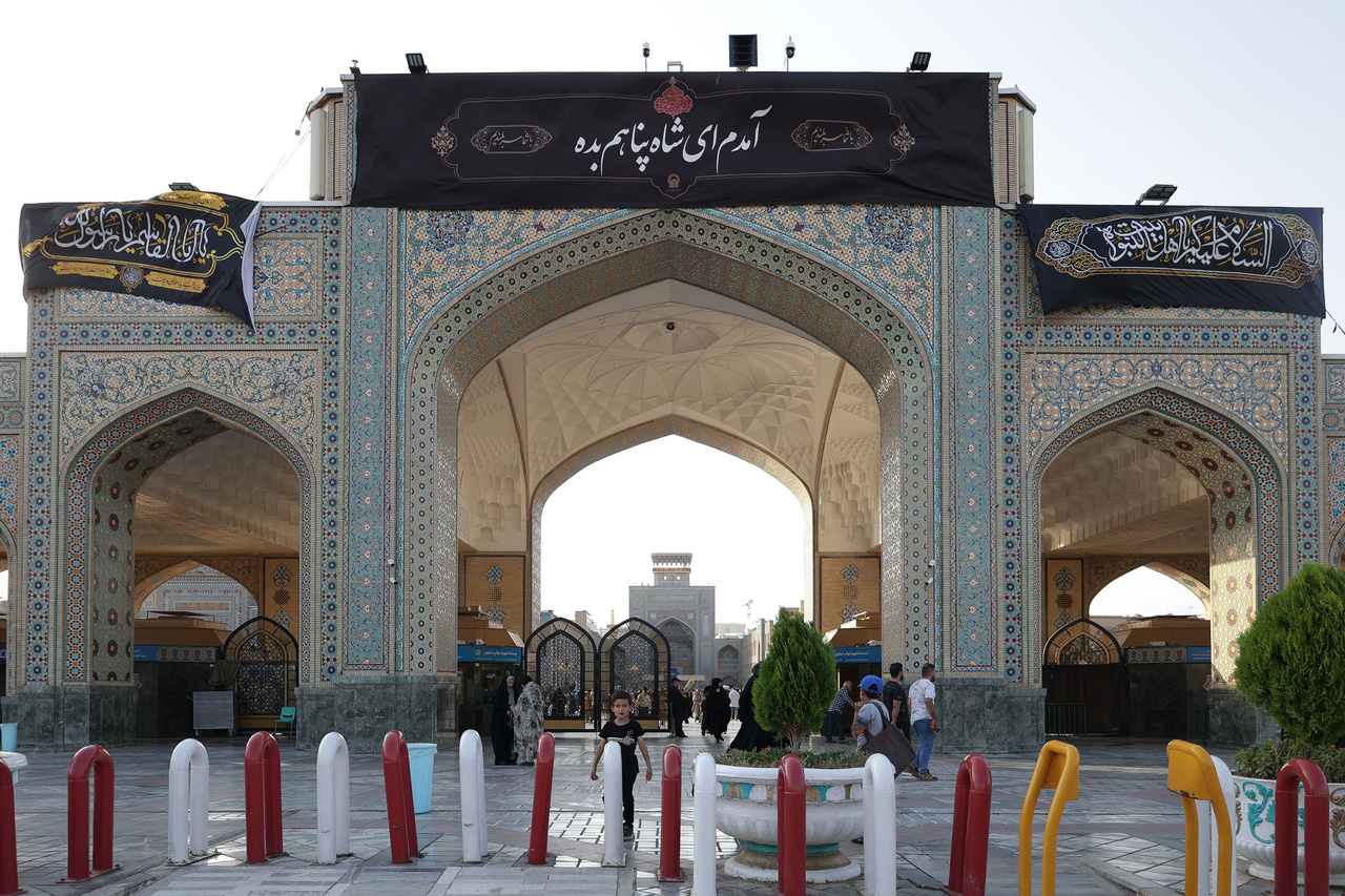 کتیبه آرایی اماکن متبرکه رضوی در دهه پایانی ماه صفر